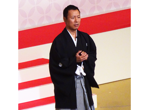 あいさつする藤原誠社長